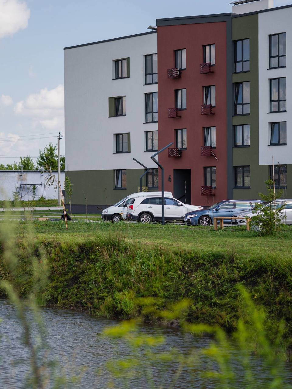 Двір першої черги — вечір після роботи